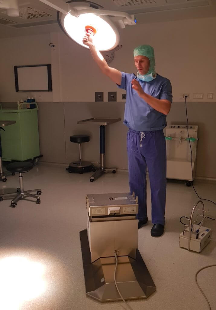 Dr. Jan Hennings in einem OP der Park-Klinik Manhagen – Foto: Nicole Stroschein